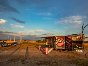 Slavný solární motýl Larso dorazí do Plzně, karavan poháněný energií slunce je na cestě kolem světa