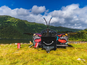 Slavný solární motýl Larso dorazí do Plzně, karavan poháněný energií slunce je na cestě kolem světa