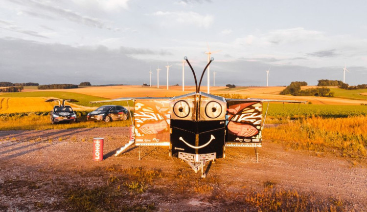 Slavný solární motýl Larso dorazí do Plzně, karavan poháněný energií slunce je na cestě kolem světa.