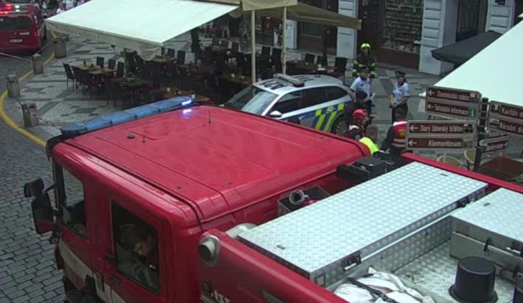 V centru Prahy se propadl strop. Nehoda uzavřela ulici