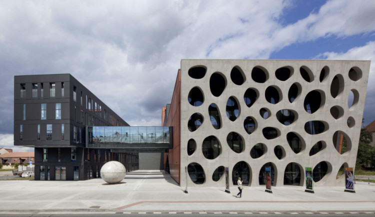 Unikátním systémem zvukové techniky s umělým dozvukem se pyšní Nová scéna Divadla J. K. Tyla v Plzni.