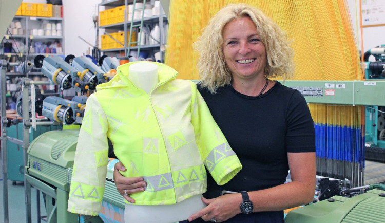 Žádné lepení reflexních prvků. Odborníci z liberecké univerzity našívají nově reflexní nitě přímo do textilie.