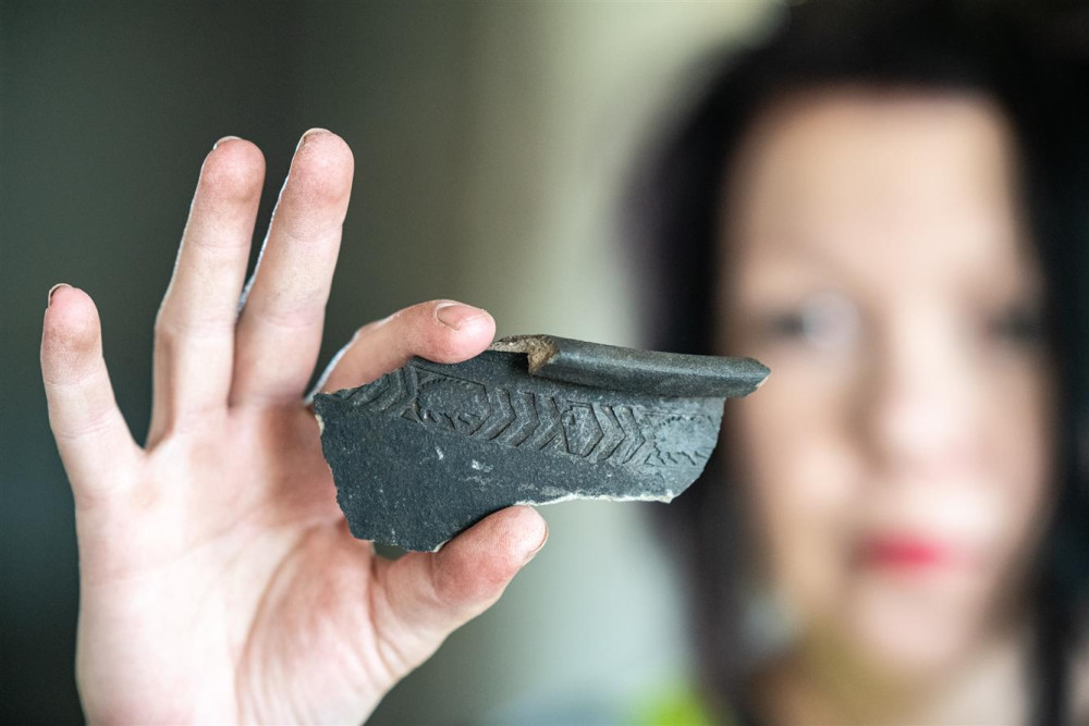 Střep keramické nádoby s ježkem