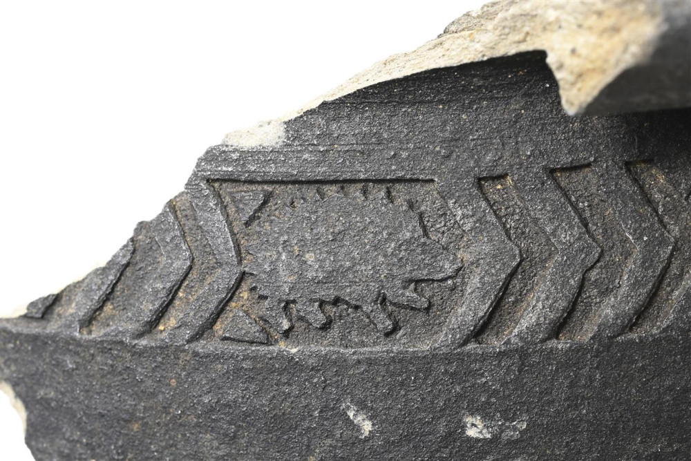 Opravovaný dům na náměstí v Jihlavě přinesl další unikátní objev. Střep s motivem ježka