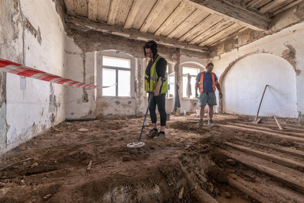 Opravovaný dům na náměstí v Jihlavě přinesl další unikátní objev. Střep s motivem ježka