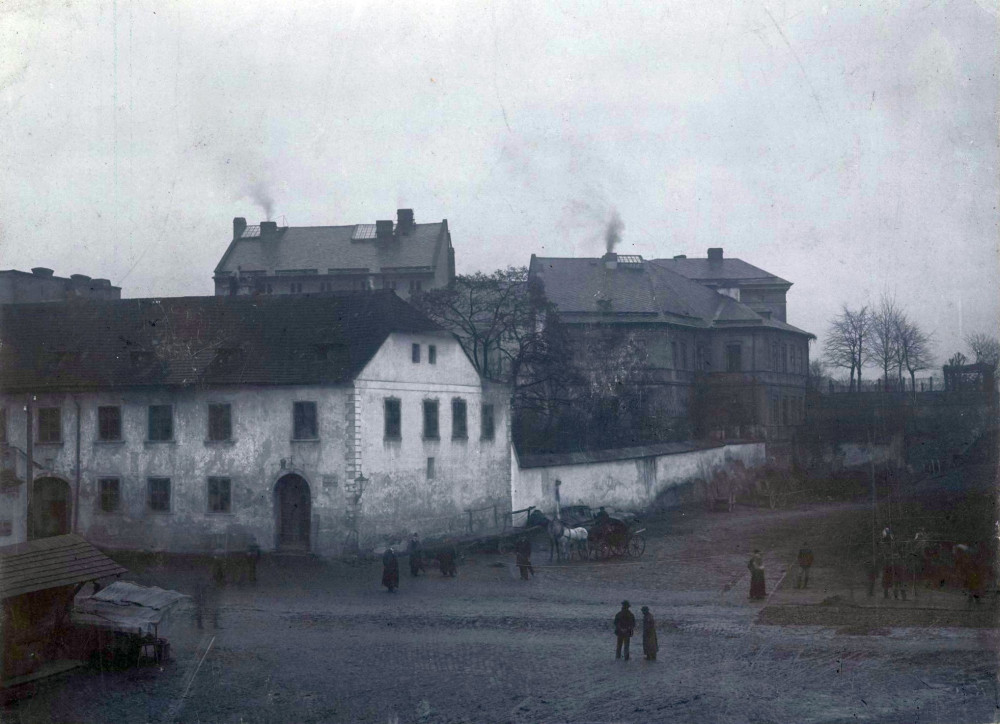 Začátek Kateřinské ulice, hostinec U posledního haléře, který byl zbourán na konci 19. století