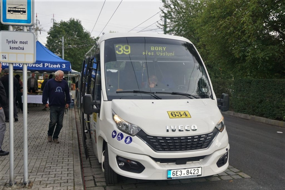 Městskou dopravu v úzkých uličkách na Výsluní bude po dvou letech zajišťovat větší autobus