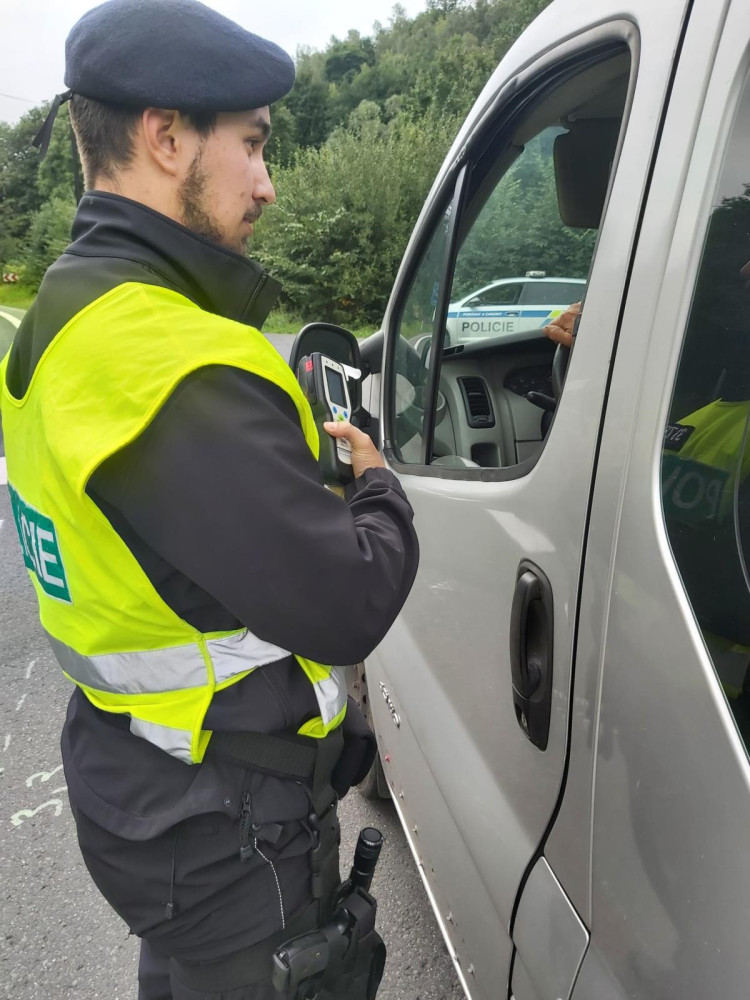 Konec prázdnin patřil kontrolám. Policisté z Libereckého kraje udělili přes tři sta pokut