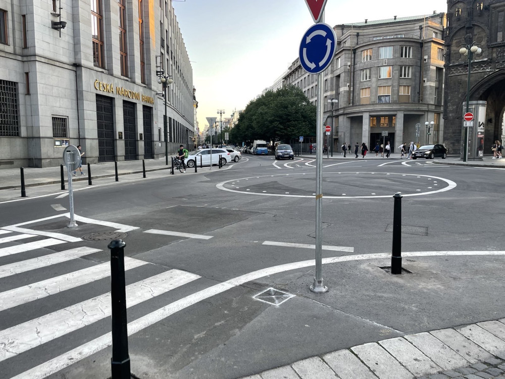 Kruhový objezd u Prašné brány