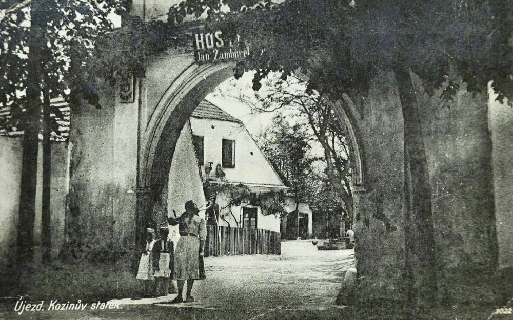 Kozinův statek v Újezdě za první republiky, z knihy: Jan Reich, Jan Šmíd - Chodsko, 1982