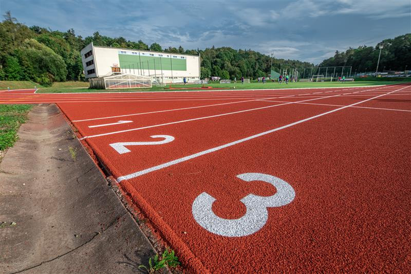 Jihlavský stadion Na Stoupách má novou atletickou dráhu, v plánu je letos i výměna fotbalového trávníku 