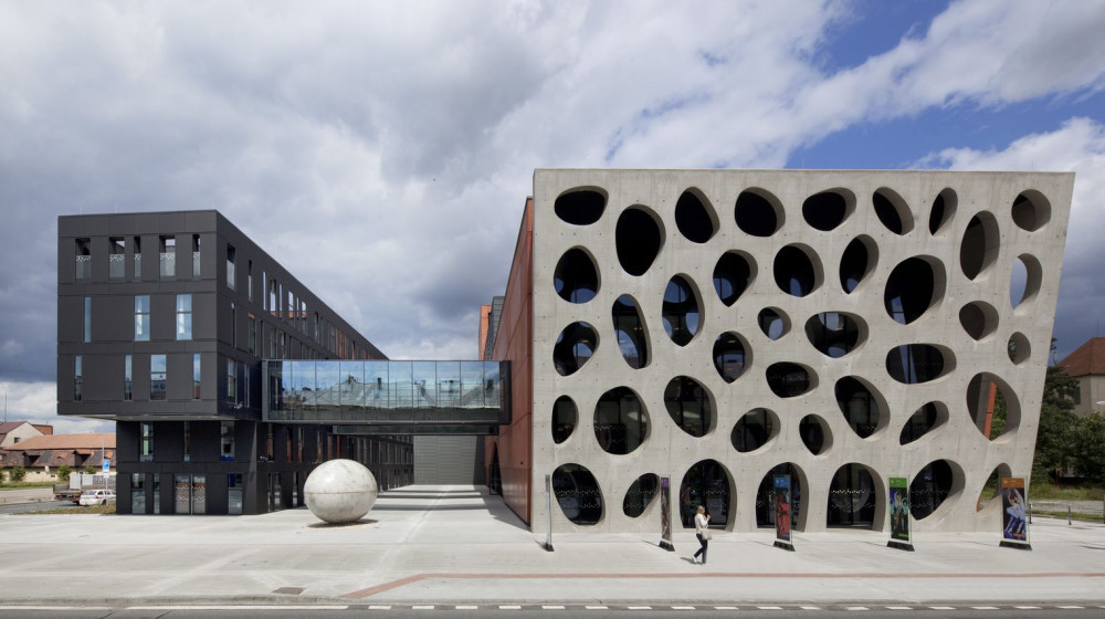 Unikátním systémem zvukové techniky s umělým dozvukem se pyšní Nová scéna Divadla J. K. Tyla v Plzni.