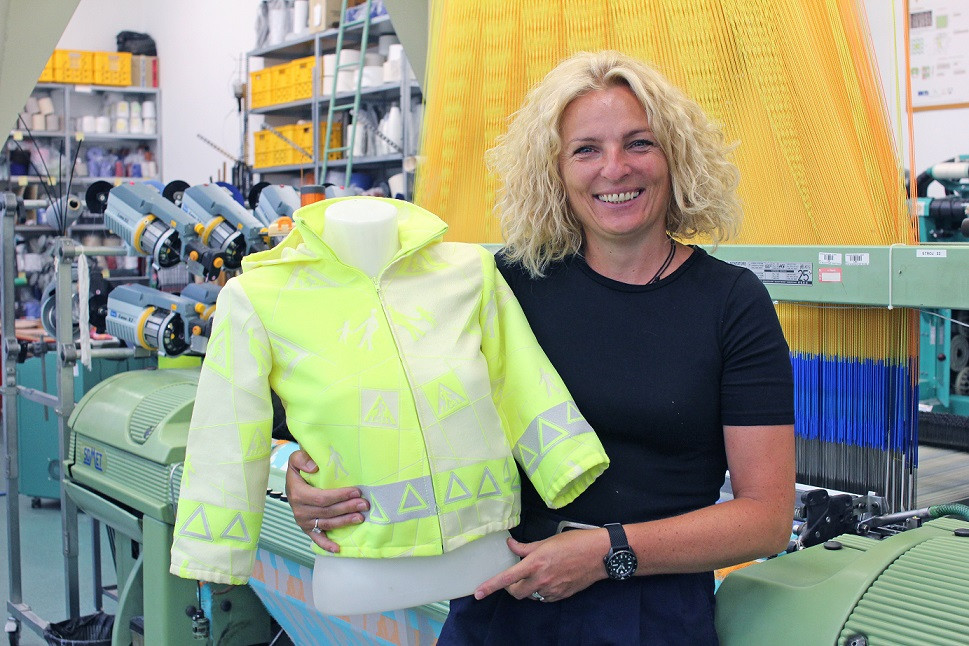 Žádné lepení reflexních prvků. Odborníci z liberecké univerzity našívají nově reflexní nitě přímo do textilie.