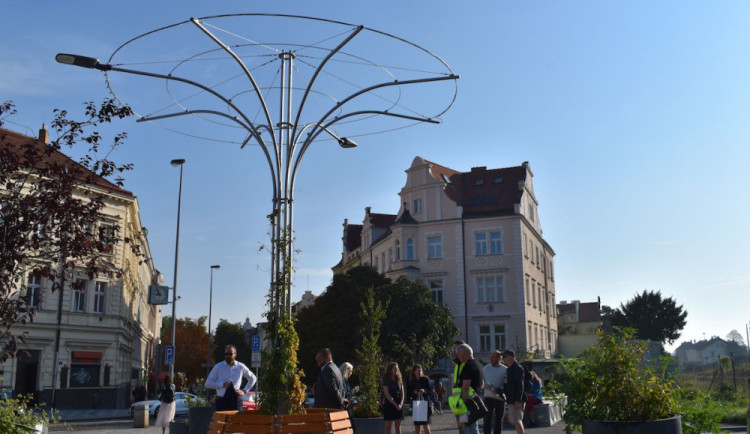 Praha instalovala zelené lampy. Inspirovala se v Singapuru.