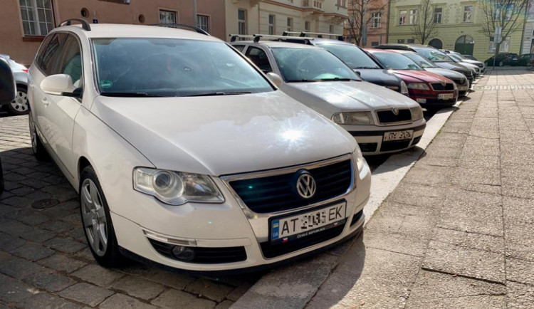 Muž z Prahy provrtával pneumatiky u aut s ukrajinskými značkami