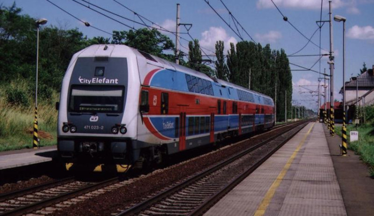 Mladík seděl na perónu, vlak mu rozdrtil nohu. Je v umělém spánku