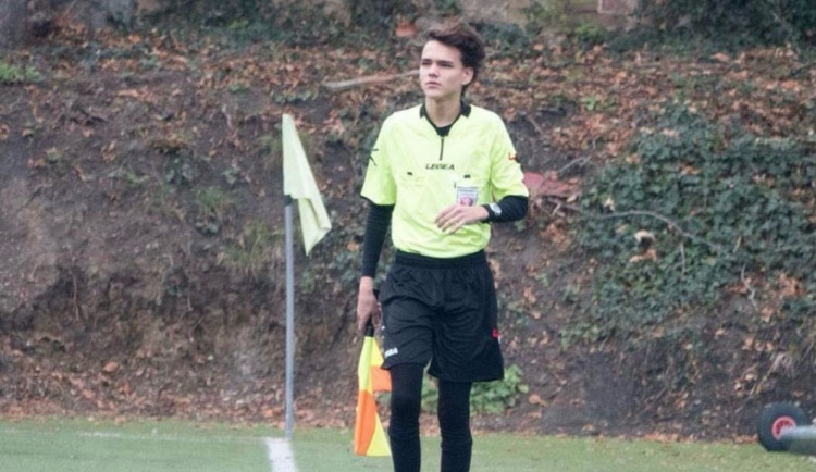 Nechutný incident v pražském fotbale. Mladého rozhodčího napadli a vyhrožovali mu smrtí