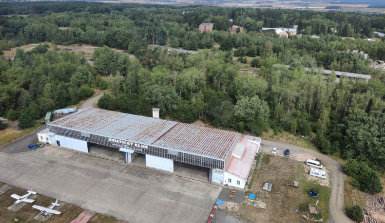 Kraj nám nepokrytě lhal, běsní starostové obcí u letiště v Líních, kde má vyrůst obří průmyslový park