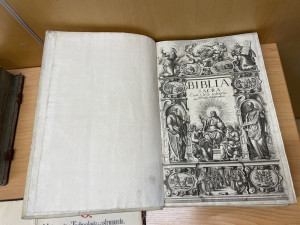 Vzácné historické tisky z františkánského kláštera v Hejnicích se vrací na sever. Budou v liberecké knihovně