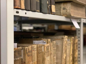 Vzácné historické tisky z františkánského kláštera v Hejnicích se vrací na sever. Budou v liberecké knihovně
