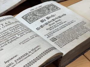 Vzácné historické tisky z františkánského kláštera v Hejnicích se vrací na sever. Budou v liberecké knihovně