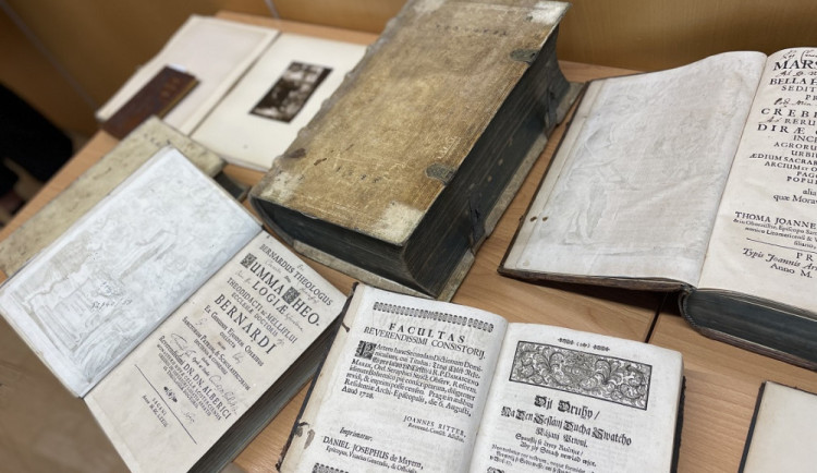 Vzácné historické tisky z františkánského kláštera v Hejnicích se vrací na sever. Budou v liberecké knihovně.
