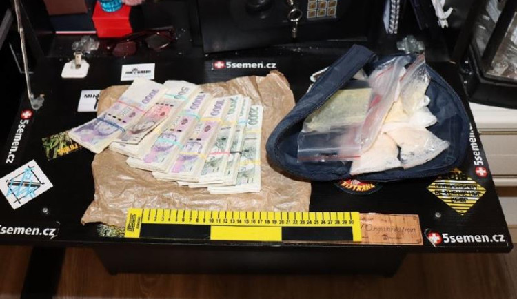 Razie na Brněnsku. Celníci naběhli na dealera, který z drog živil rodinu
