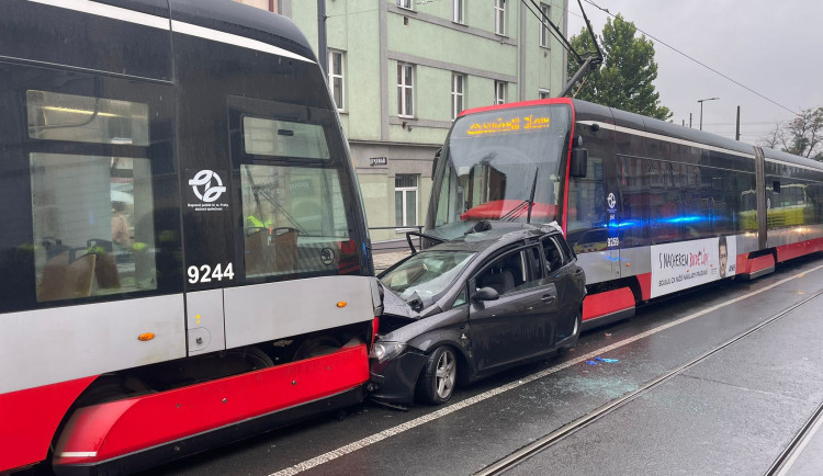 Řidička se dostala mezi dvě tramvaje. Ty její auto slisovaly