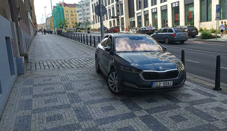 Autem jedu, když to žádá situace, říká Scheinherr po kritice za parkování „na prasáka“