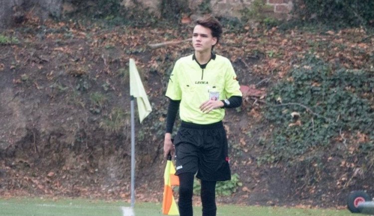 Rozhodčí Matyáš Hanzlík.