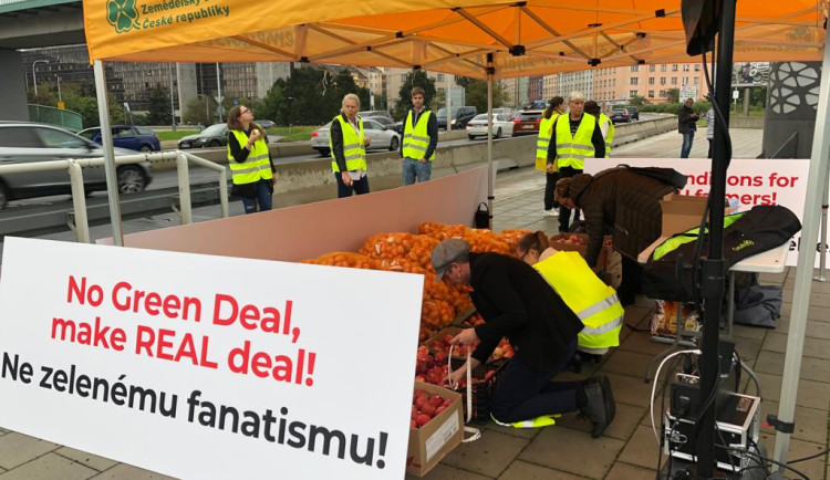 VIDEO: Zemědělci v Praze rozdávali brambory a jablka. Mají prý být poslední česká