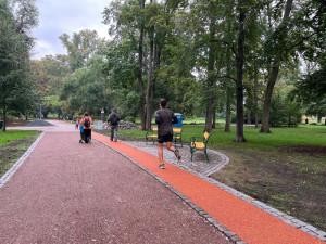 Bahno a málo místo pro běžce. Lidé v Brně kritizují opravené cesty v parku