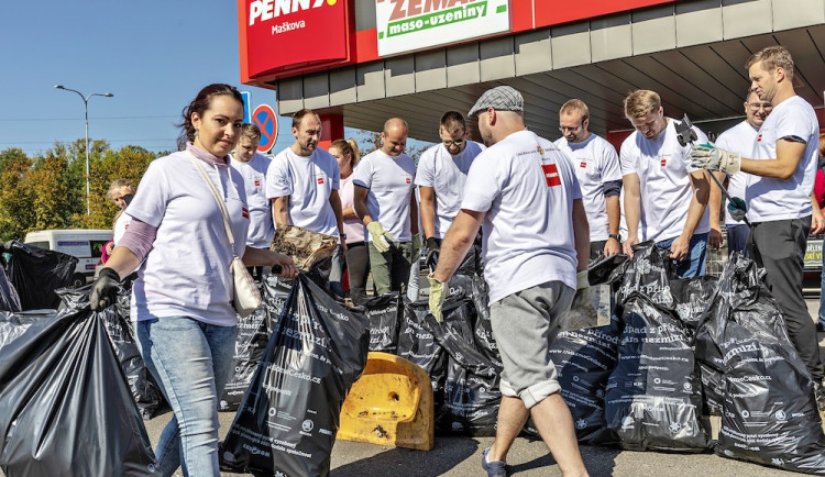 Veřejnost s PENNY uklidí podzimní Česko