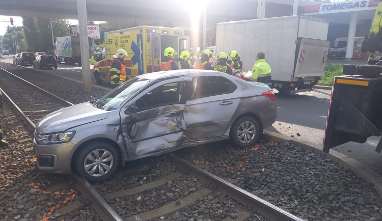 Auto se srazilo s tramvají a skončilo v kolejišti. Dva lidé se zranili