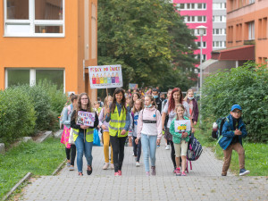 Začíná akce Pěšky do školy, má zlepšit pohyb dětí a omezit dovážení auty