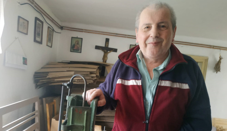 Začínal jsem metodou pokusu a omylu, vzpomíná kartáčník z Brodku u Konice. Je jediný v republice.