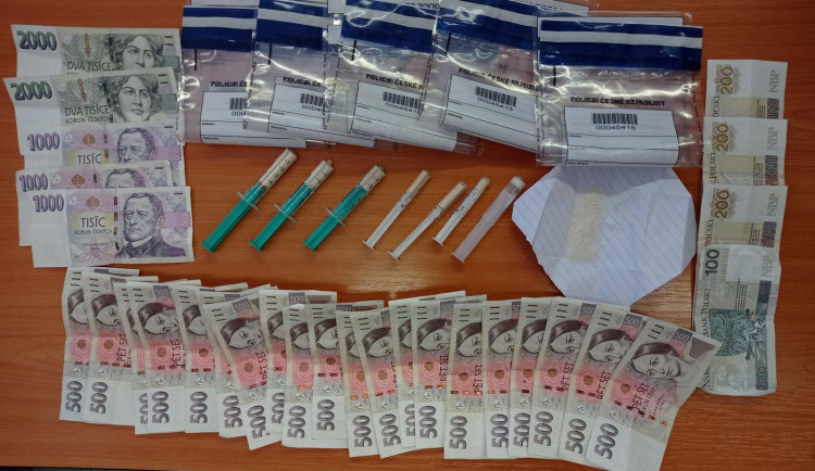 Policisté z Brna čekali na nádraží, až se dealer vrátí vlakem z Polska