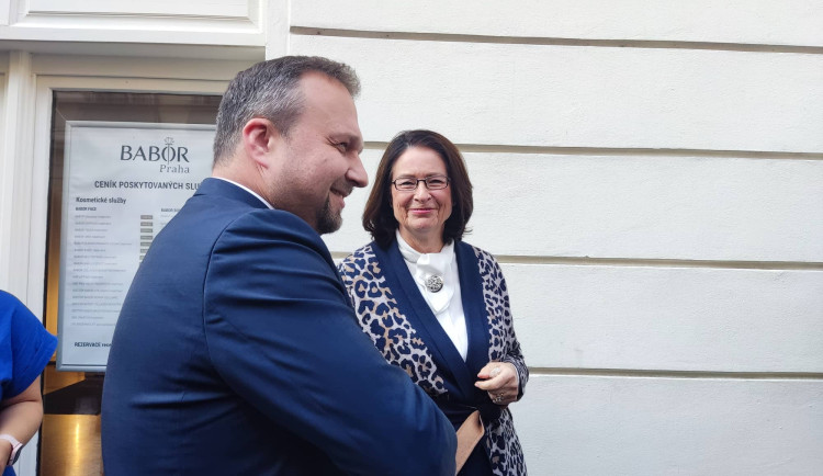 Marian Jurečka a Miroslava Němcová před štábem koalice SPOLU.