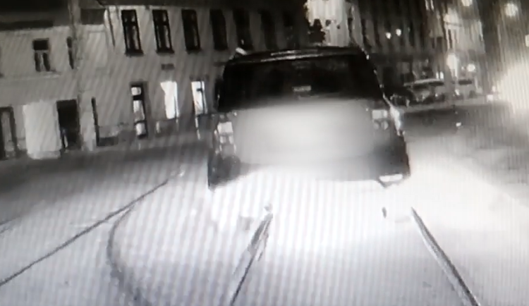 Muž v Brně se neubránil pivu a jel do zákazu na koleje