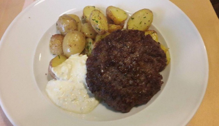 1000x1000-1479813495-grilovany-steak-z-mleteho-masa-pecene-brambory-tatarka