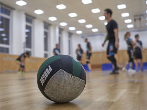 Z nudy založil vybíjenou v Praze. Rány míčem nebolí, nejčastěji se lámou prsty, říká Maty