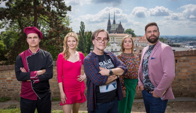 Režisér Prušinovský si v novém seriálu tropí žerty z Brna. Nejvíc to schytává Česká televize.