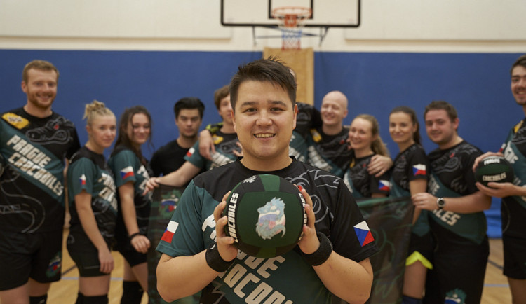 Z nudy založil vybíjenou v Praze. Rány míčem nebolí, nejčastěji se lámou prsty, říká Maty.