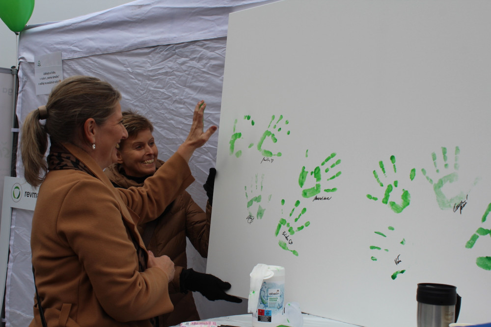 Místopředsedkyně jihlavského klubu pacientské organizace Revma Liga ČR Jana Křížková zanechává otisk své ruky na plátně u příležitosti Světového dne artritidy