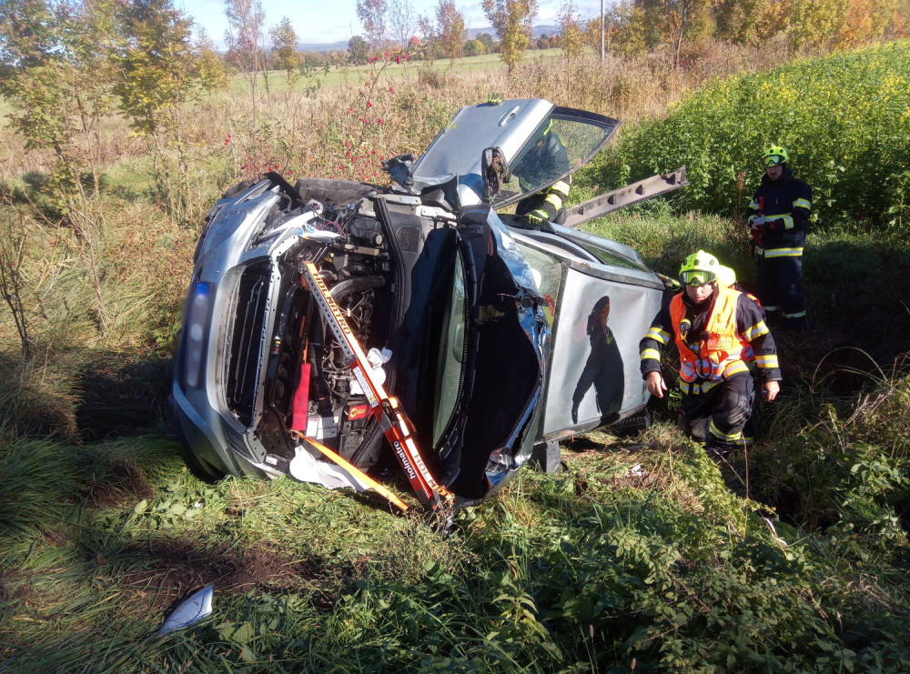 Vážná nehoda dvou aut na Náchodsku si vyžádala sedm zraněných. Na místo letěl vrtulník
