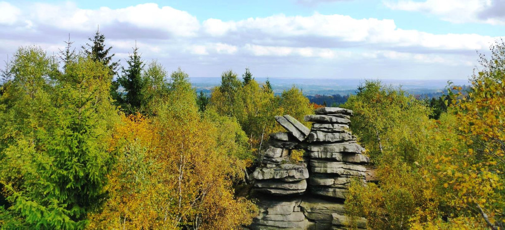Barvy podzimu zdobí Míchovu skálu nad Řásnou