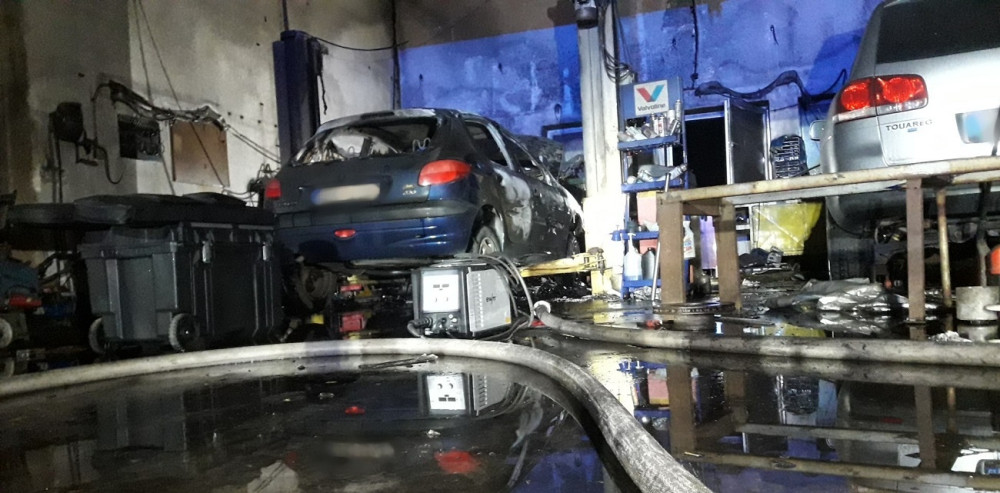Přímo v autoservisu shořelo auto na zvedáku, škoda je 100 tisíc korun