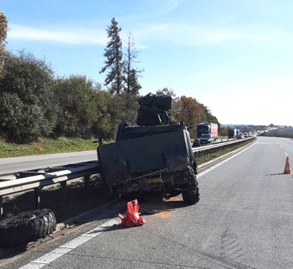Na D1 kvůli defektu na pneumatice bouralo armádní vozidlo. Dva lidé se zranili
