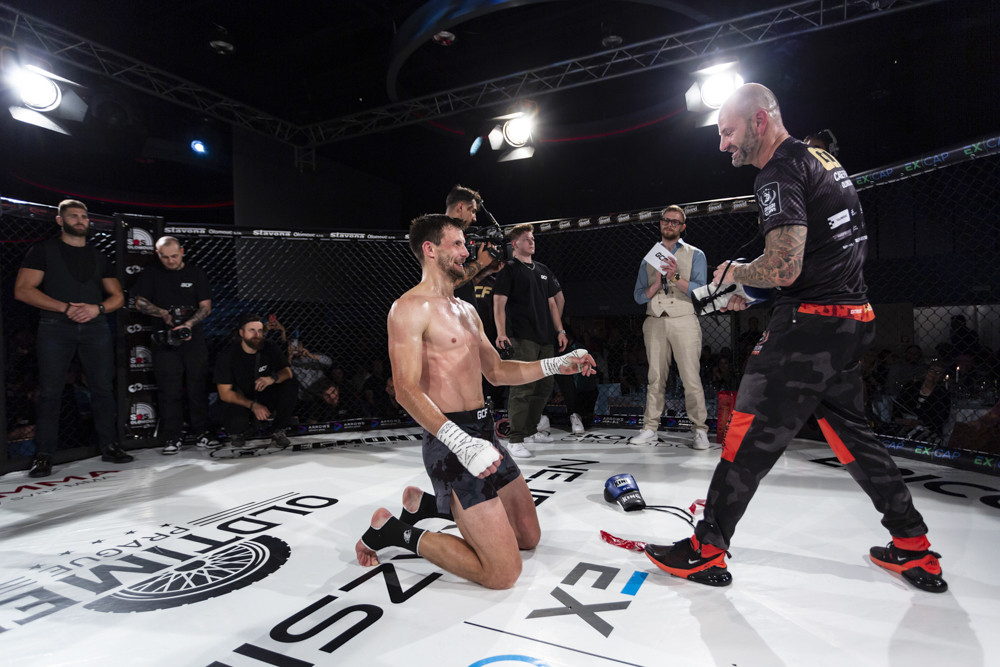 Oblíbený zápasník olomouckého klubu Smash Gym Pavel Hennrich ukončil kariéru, rukavice mu naposledy sundal jeho dlouholetý trenér Michal Prstek