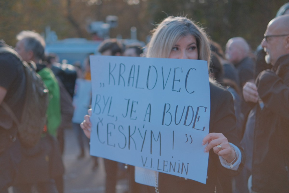 FOTOGALERIE: Lidé demonstrovali před ruskou ambasádou. Chtějí vrátit Kaliningrad Česku